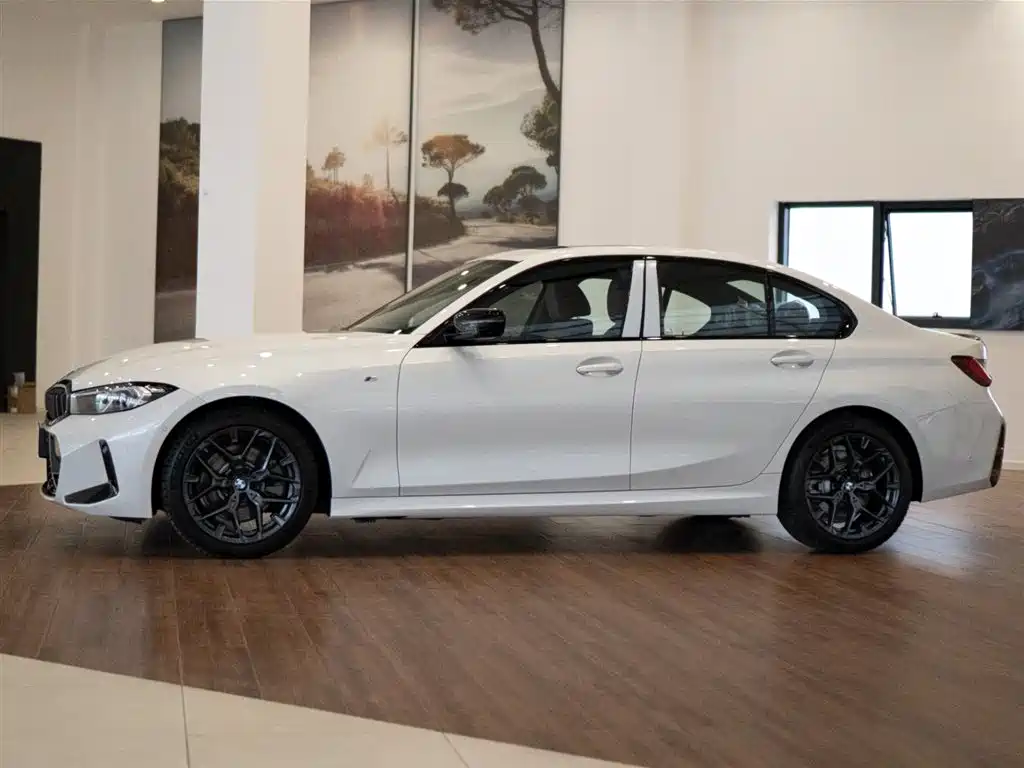 BMW 3 Series 2025 330i M Sport Night Edition фото 5