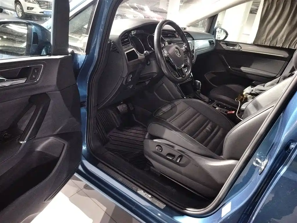 Volkswagen Touran 2018 Touran L 280TSI DSG Luxury 7-seater фото 16