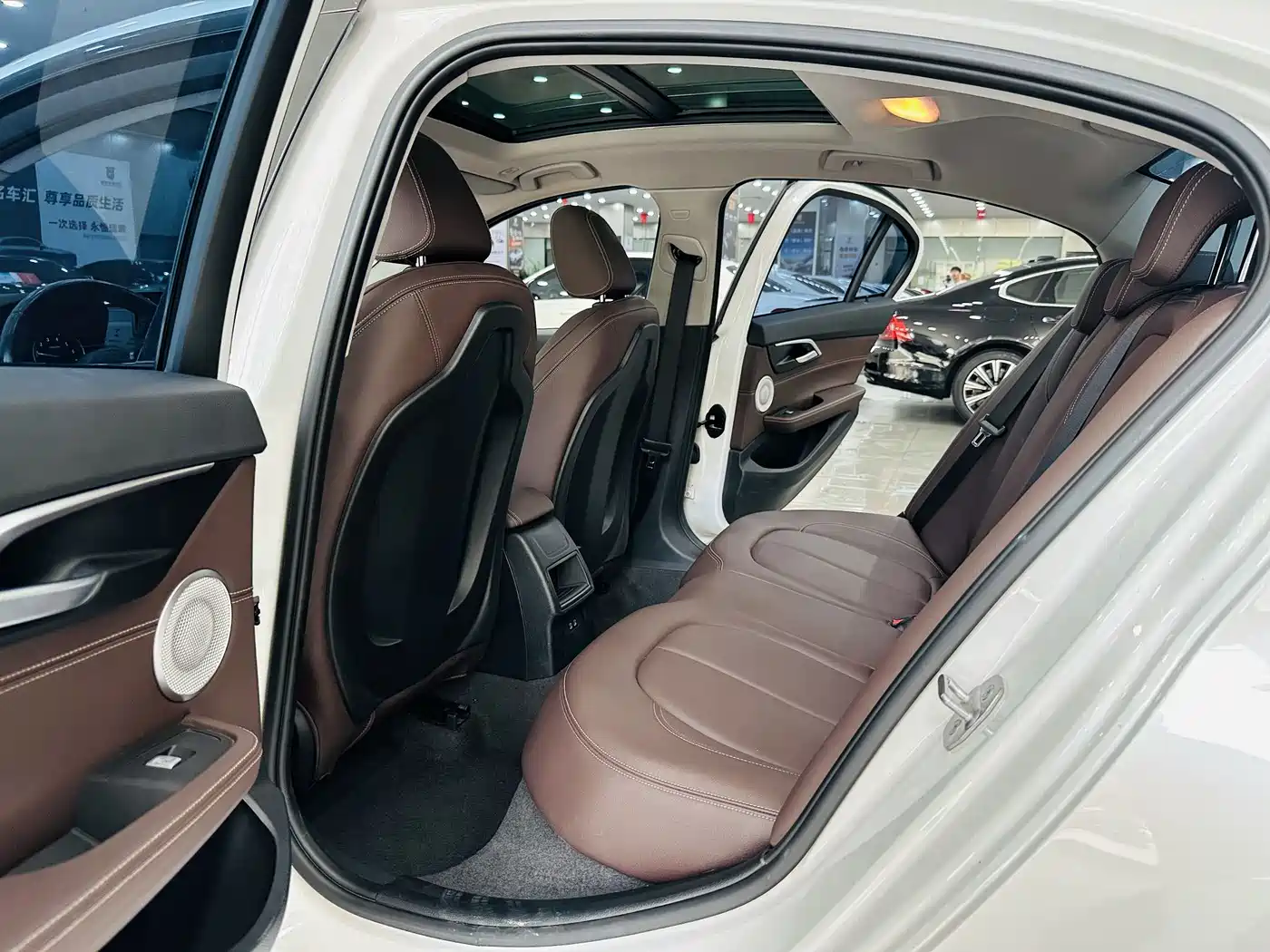 BMW 1 Series 2023 120i M Sport Shadow Edition фото 6