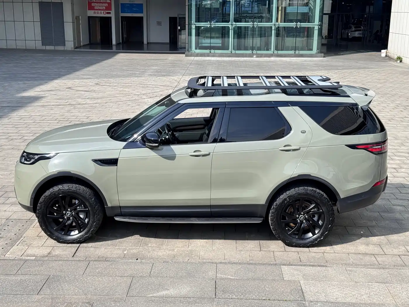 Land Rover Discovery 2019 3.0 SC V6 HSE фото 2