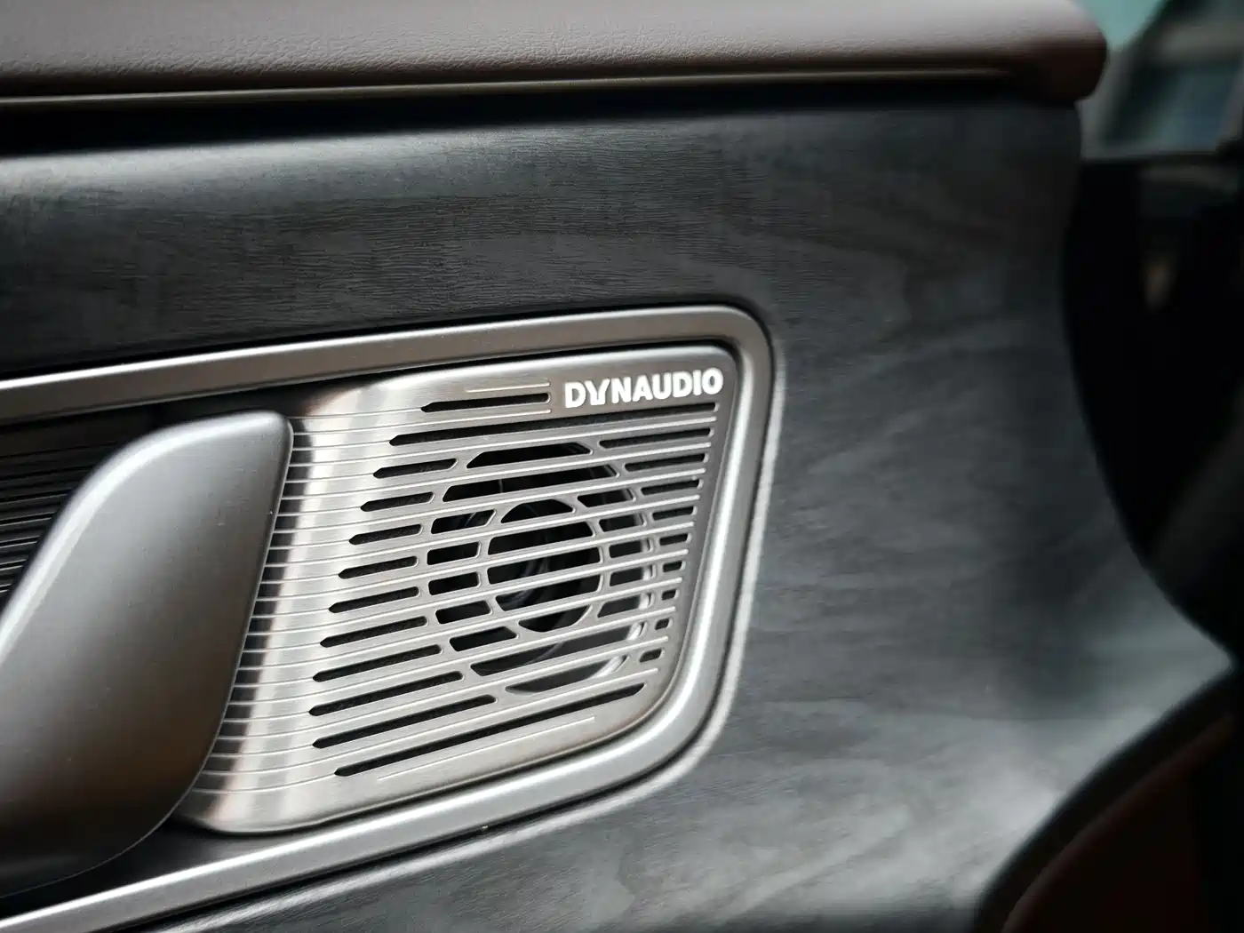 Denza D9 2024 DM-i 980 AWD Premium фото 6