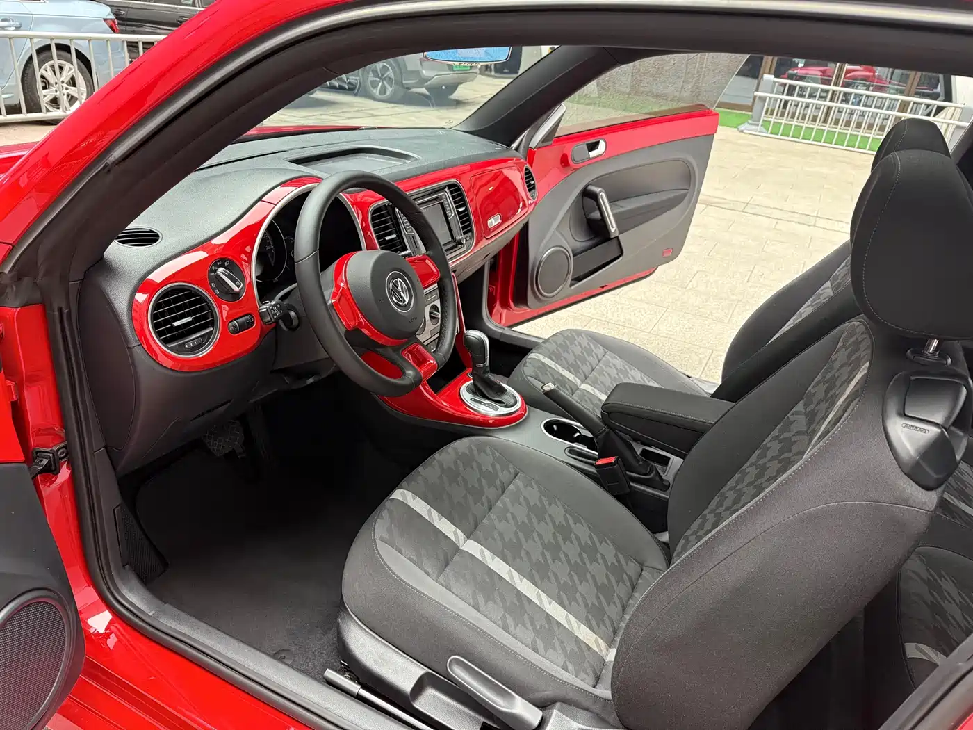 Volkswagen Beetle 2017 180TSI Style фото 9
