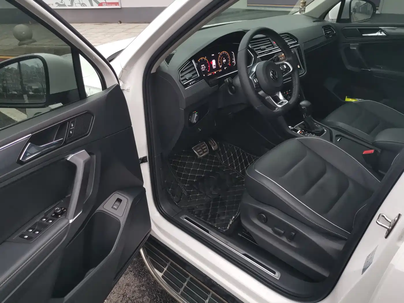 Volkswagen Tiguan L 2021 330TSI Automatic 2WD R-Line Premium фото 3