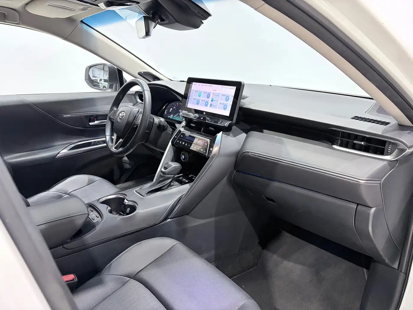 Toyota Venza 2023 2.0L CVT FWD Premium фото 23