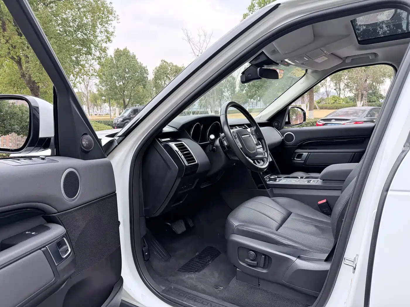 Land Rover Discovery 2017 3.0 SC V6 S фото 8