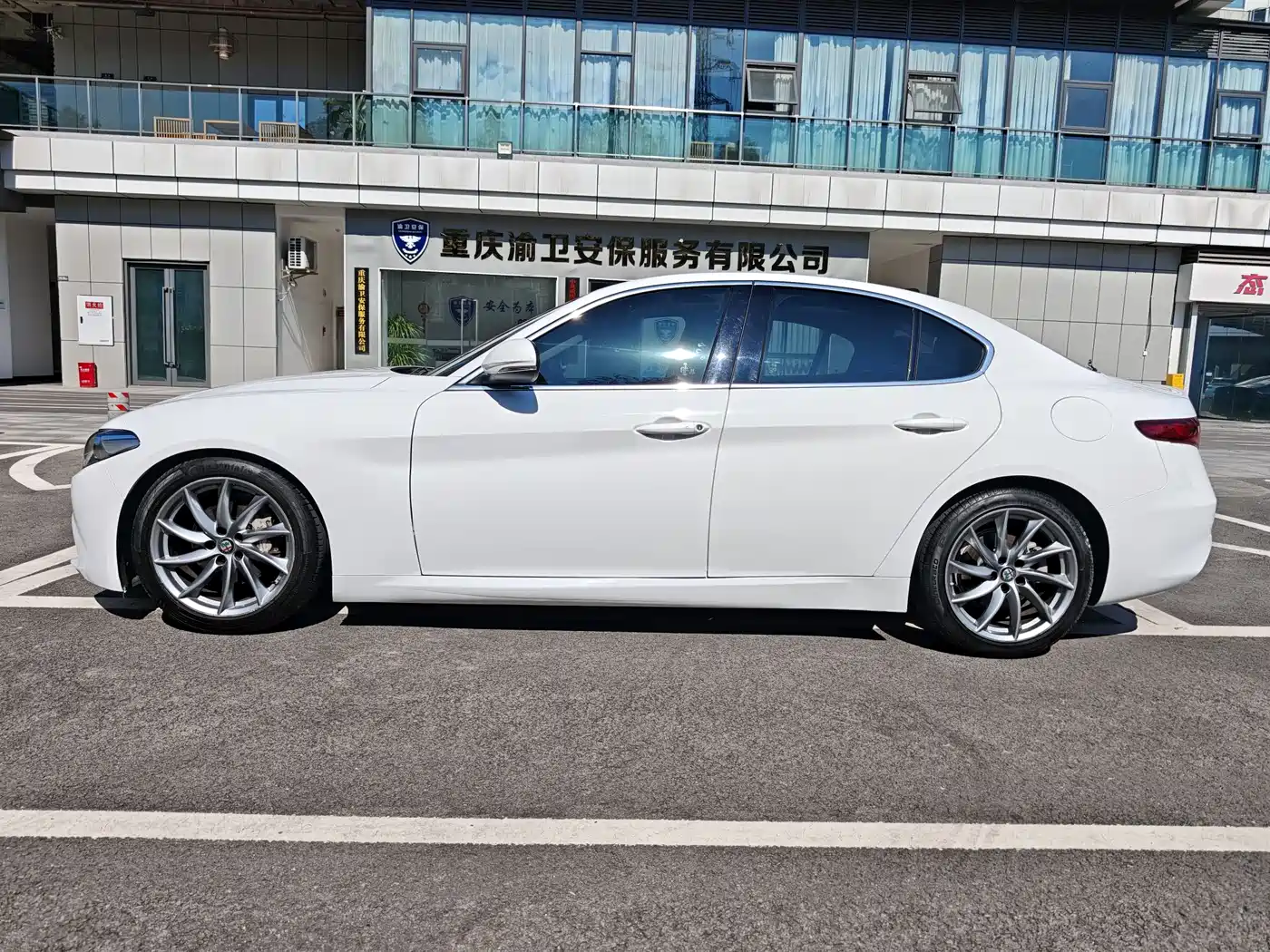 Alfa Romeo Giulia 2017 2017 2.0T 200HP Luxury Edition