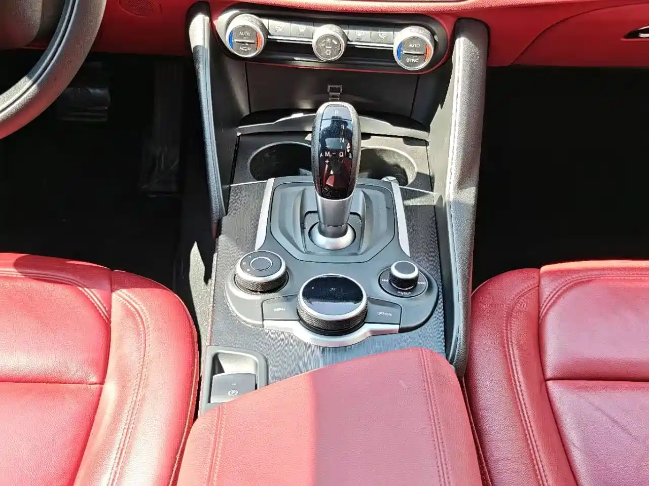 Alfa Romeo Giulia 2017 2017 2.0T 200HP Luxury Edition