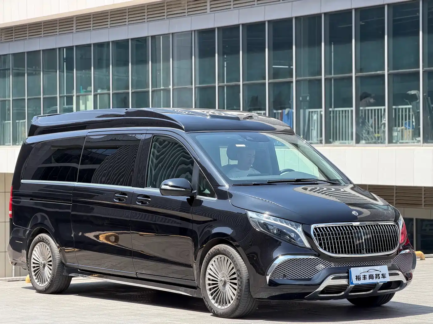 Mercedes-Benz V-Class 2022 V 260 L Long Wheelbase Luxury Edition фото 3