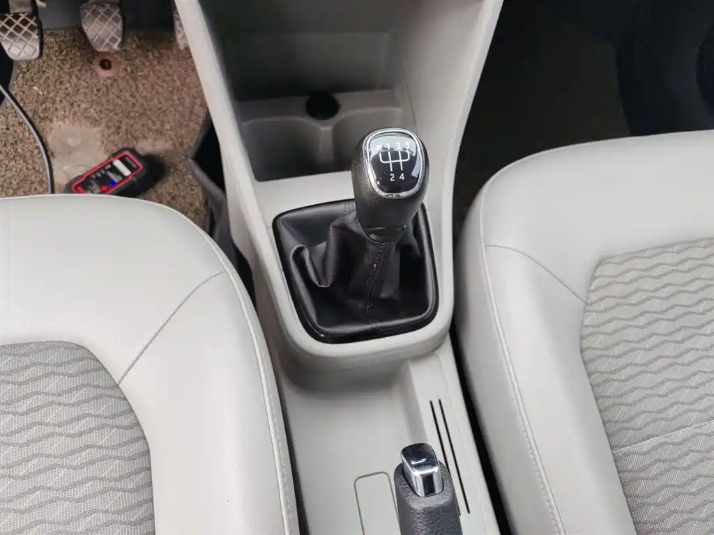 Škoda Rapid 2016 1.6L Manual Pioneer Edition фото 14