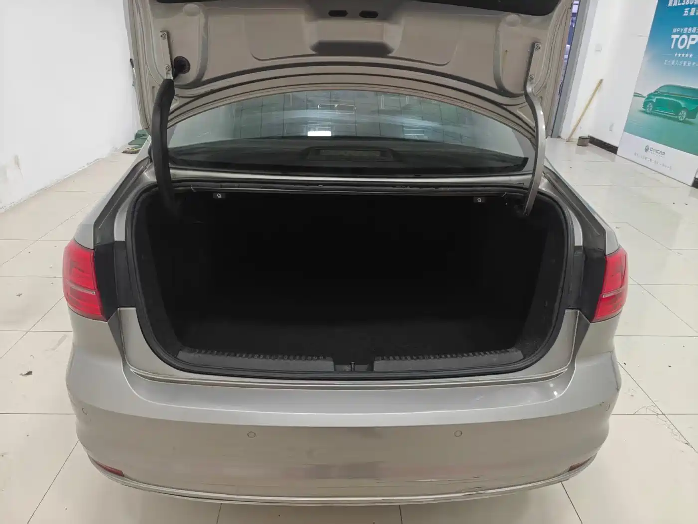Volkswagen Sagitar 2015 1.6L Automatic Comfort фото 14