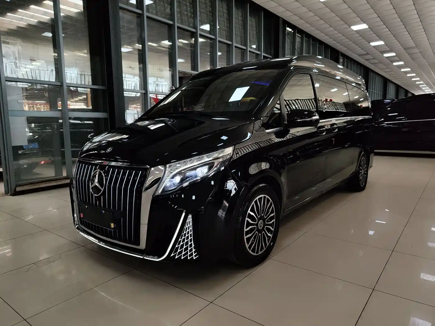 Mercedes-Benz V-Class 2018 V 260 L Premium Long Wheelbase Edition China VI фото 40