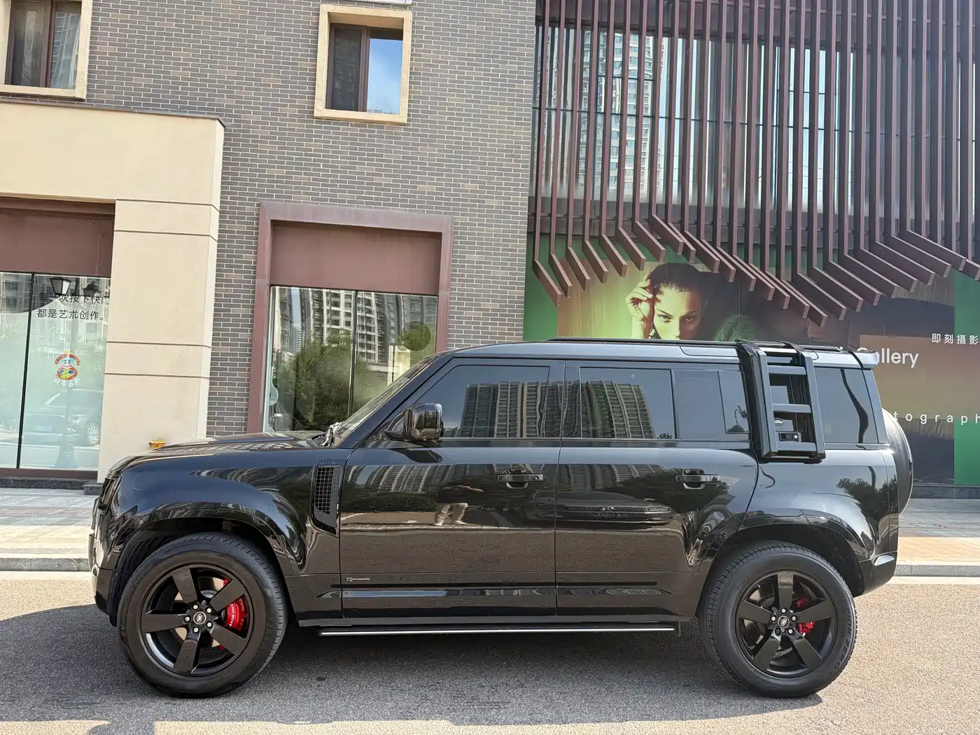 Land Rover Defender 2021 110 P400 Dark Special Edition фото 3