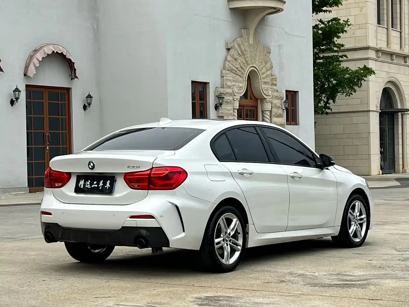 BMW 1 Series 2022 120i M Sport Shadow Edition фото 5