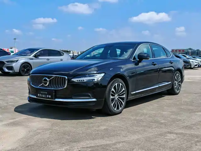 Volvo S90 2024 B5 Momentum Luxury Edition — фото 1