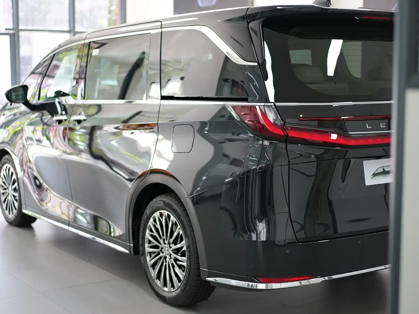 Lexus LM 2025 Model 500h Six-Seater Prestige Edition фото 3