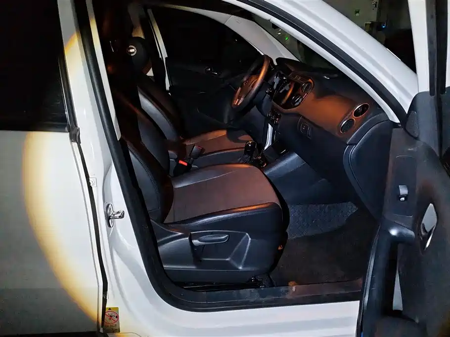 Volkswagen Tiguan 2015 1.8TSI Automatic 2WD Trendline фото 8