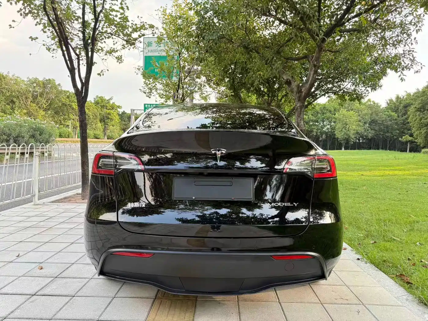 TESLA MODEL Y