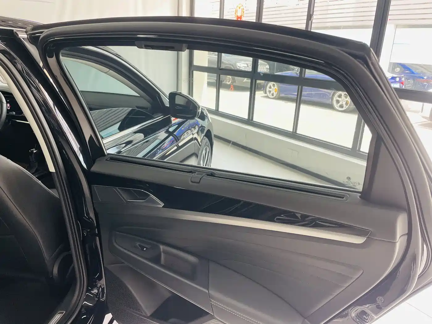 Volkswagen Passat 2023 380TSI Luxury Edition фото 13