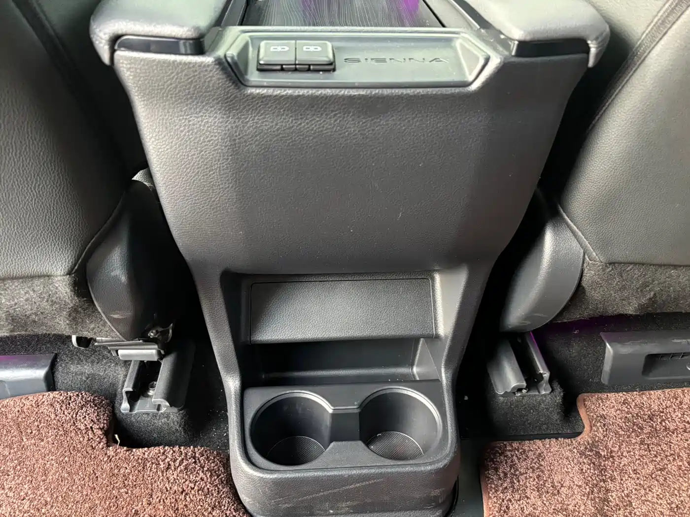 Toyota Sienna 2023 2.5L Hybrid Premium Edition фото 24