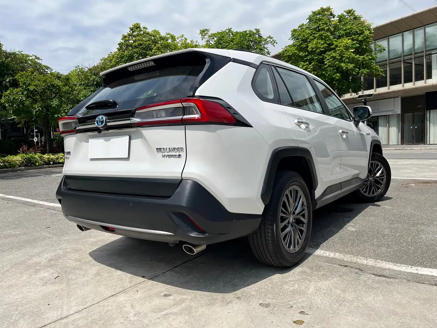 Toyota Wildlander 2023 Hybrid 2.5L E-CVT AWD Premium Edition фото 6