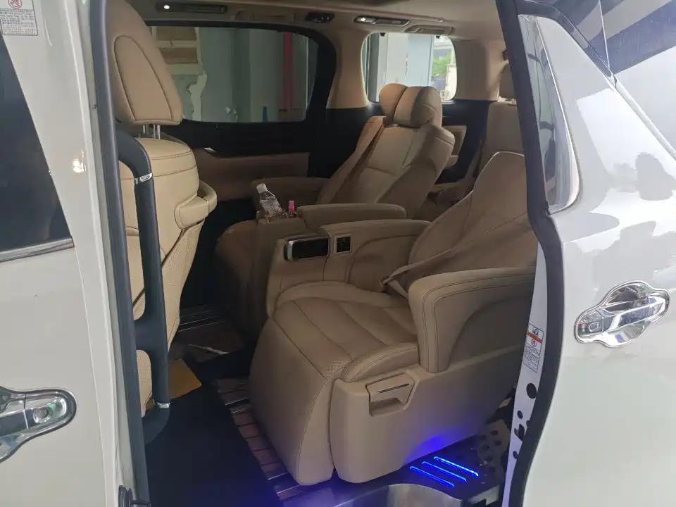 Toyota Alphard 2021 Hybrid 2.5L Luxury фото 4