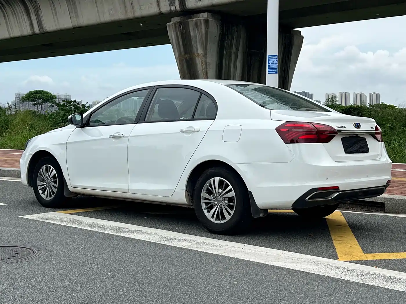 Фото 9 - Geely Emgrand