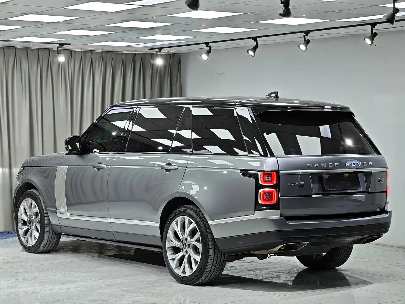 Land Rover Range Rover 2021 3.0 L6 Heritage Extended Classic Edition фото 4