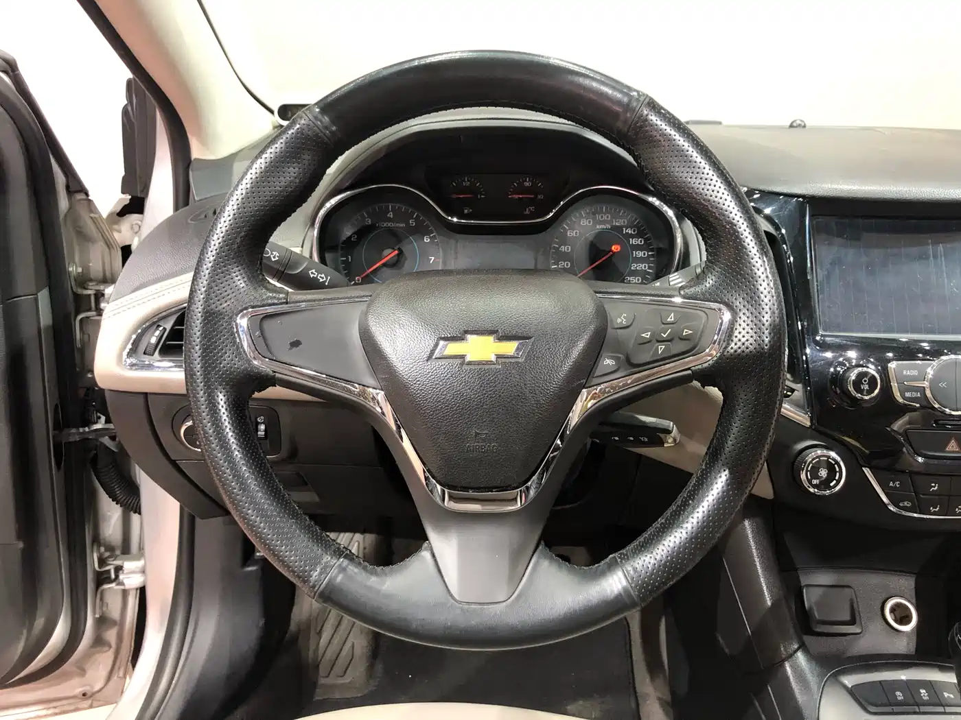 Chevrolet Cruze 2015 1.5L Automatic Luxury Edition фото 24