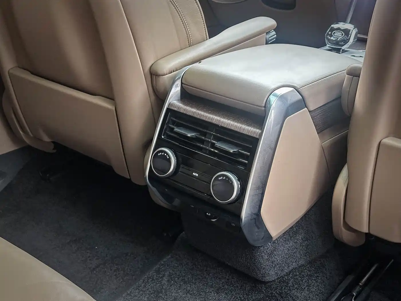 Land Rover Range Rover 2024 3.0 L6 400PS Golden Age Extended 7-Seater фото 8