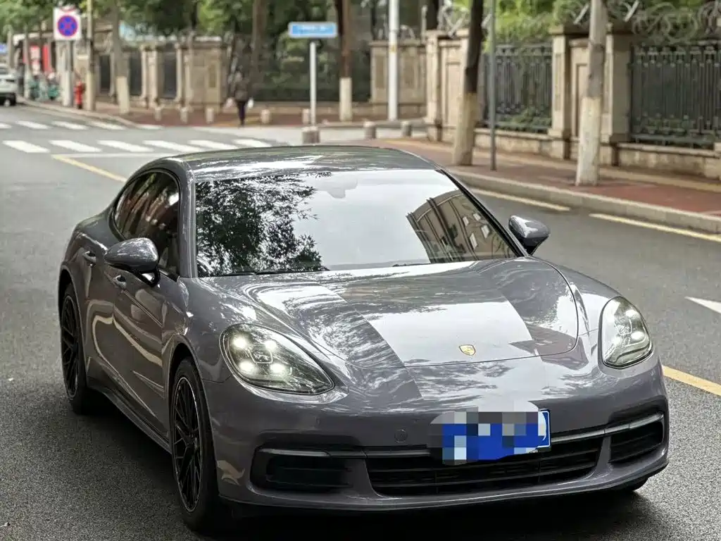 Photo 3 - Porsche Panamera