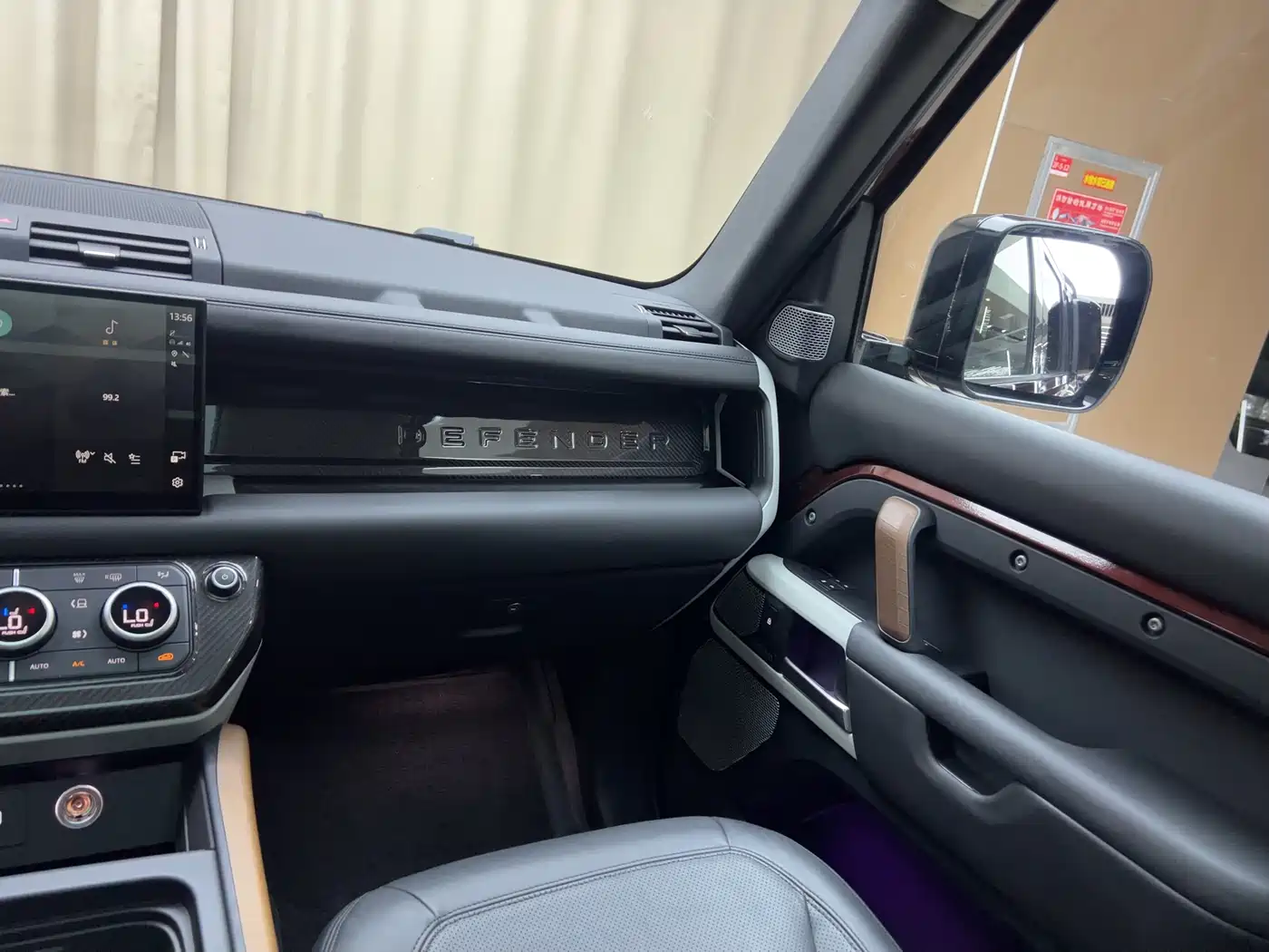 Land Rover Defender 2023 Model Year 130 3.0T P400 HSE фото 16