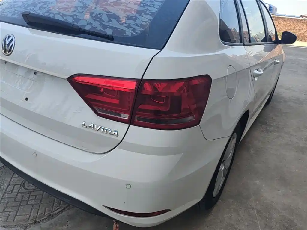 Volkswagen Lavida Tour 2017 1.6L Automatic Trend Edition фото 8