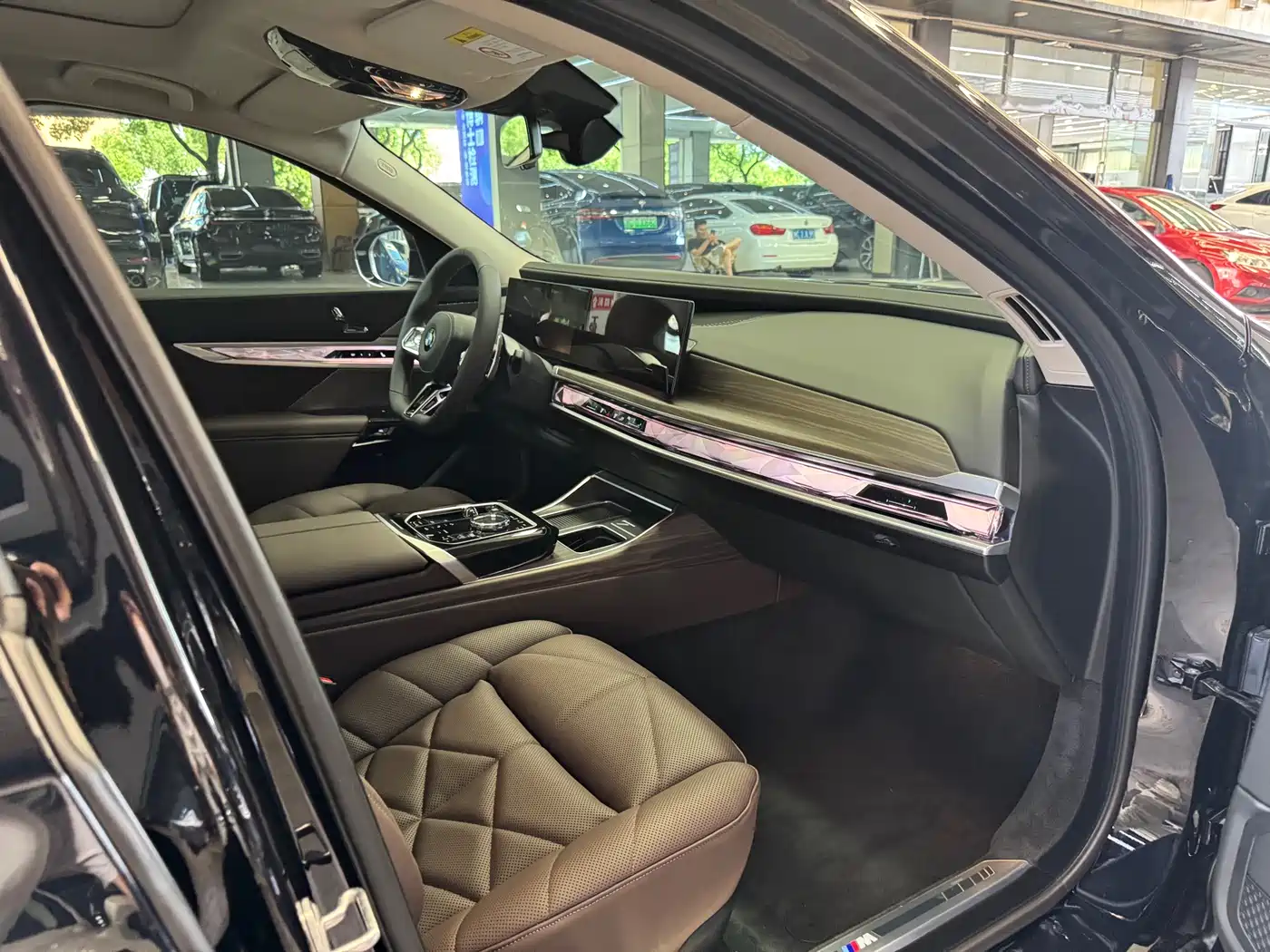 BMW 7 Series 2023 Model 740Li Leading M Sport Package фото 10
