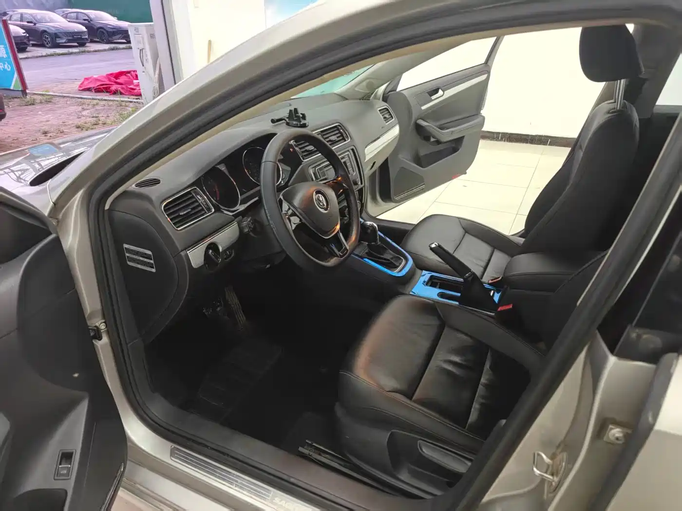 Volkswagen Sagitar 2015 1.6L Automatic Comfort фото 5