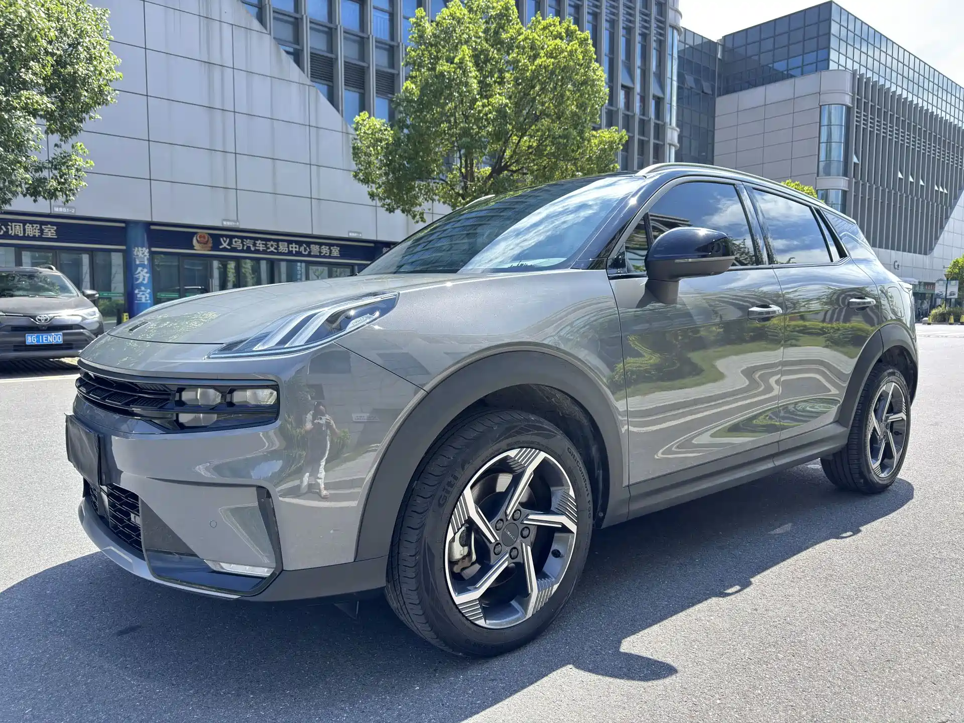 Фото 1 - Lynk & Co 06