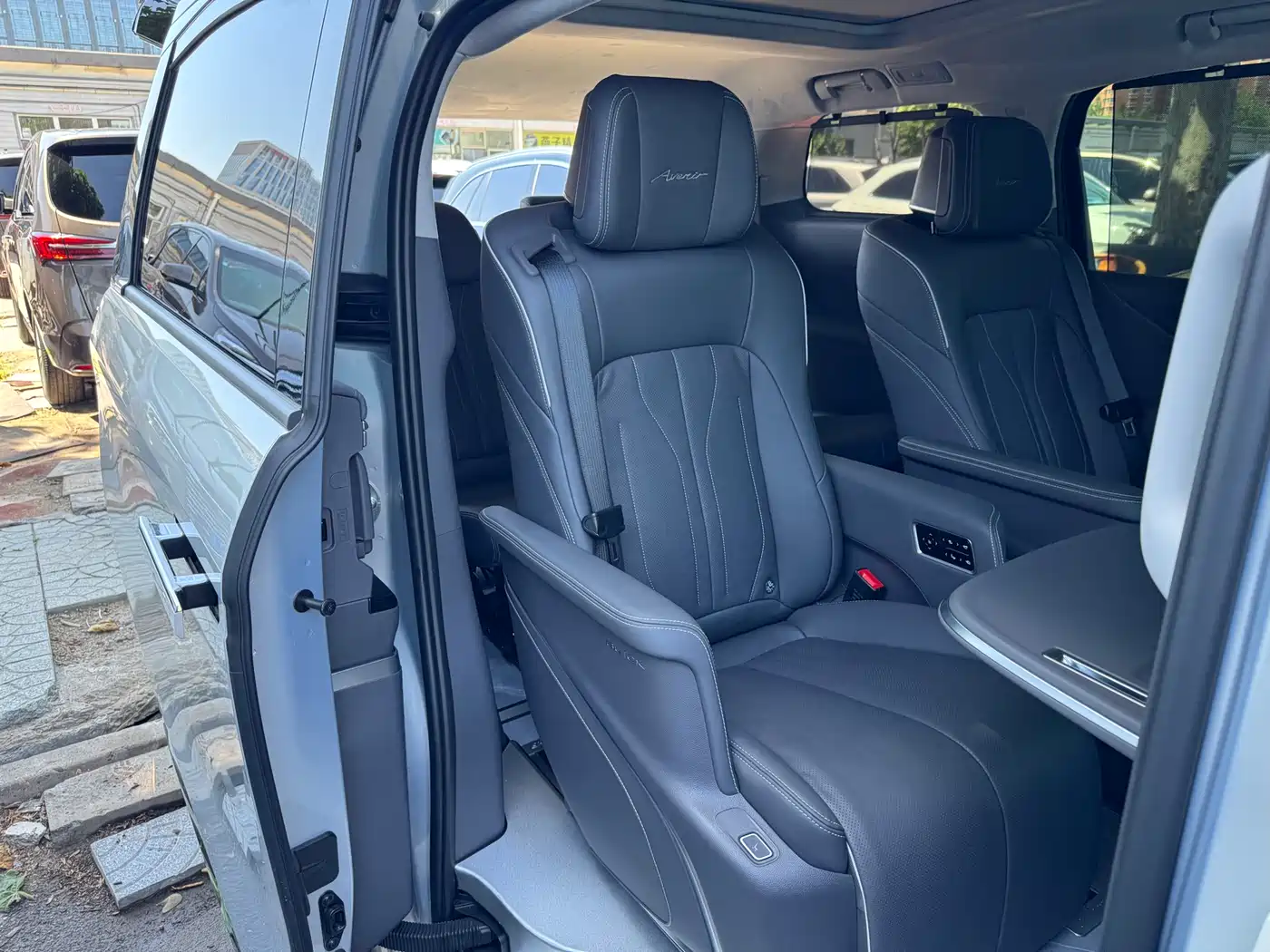 Buick GL8 2026 Luzun Premium Edition фото 18