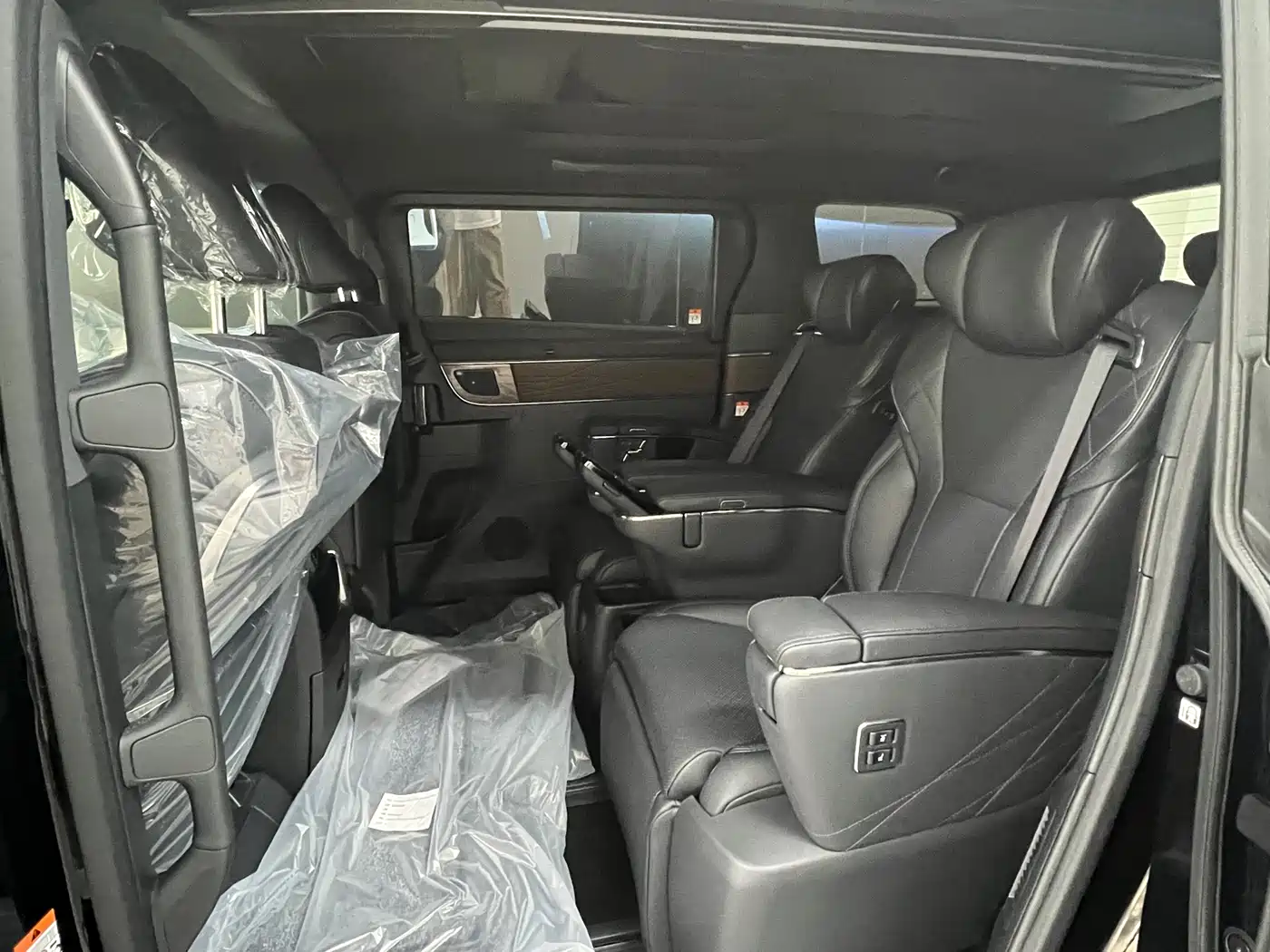 Toyota Alphard 2024 Hybrid 2.5L Ultimate Enjoyment Edition фото 6