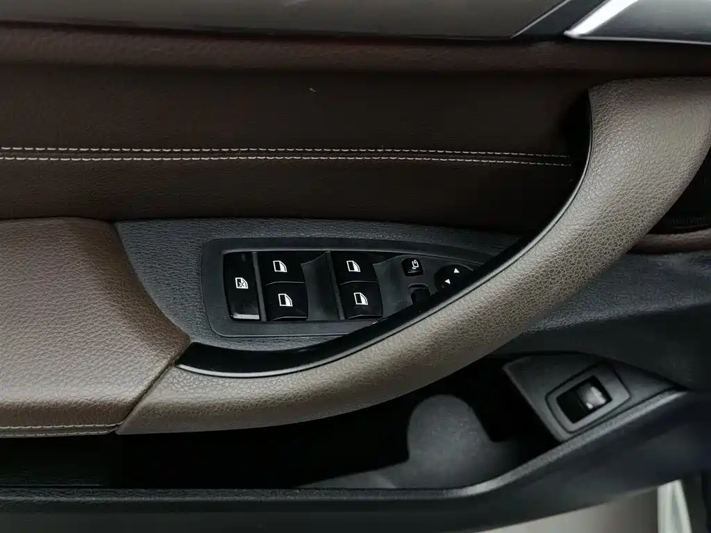BMW X1 2018 sDrive18Li Premium Model фото 9