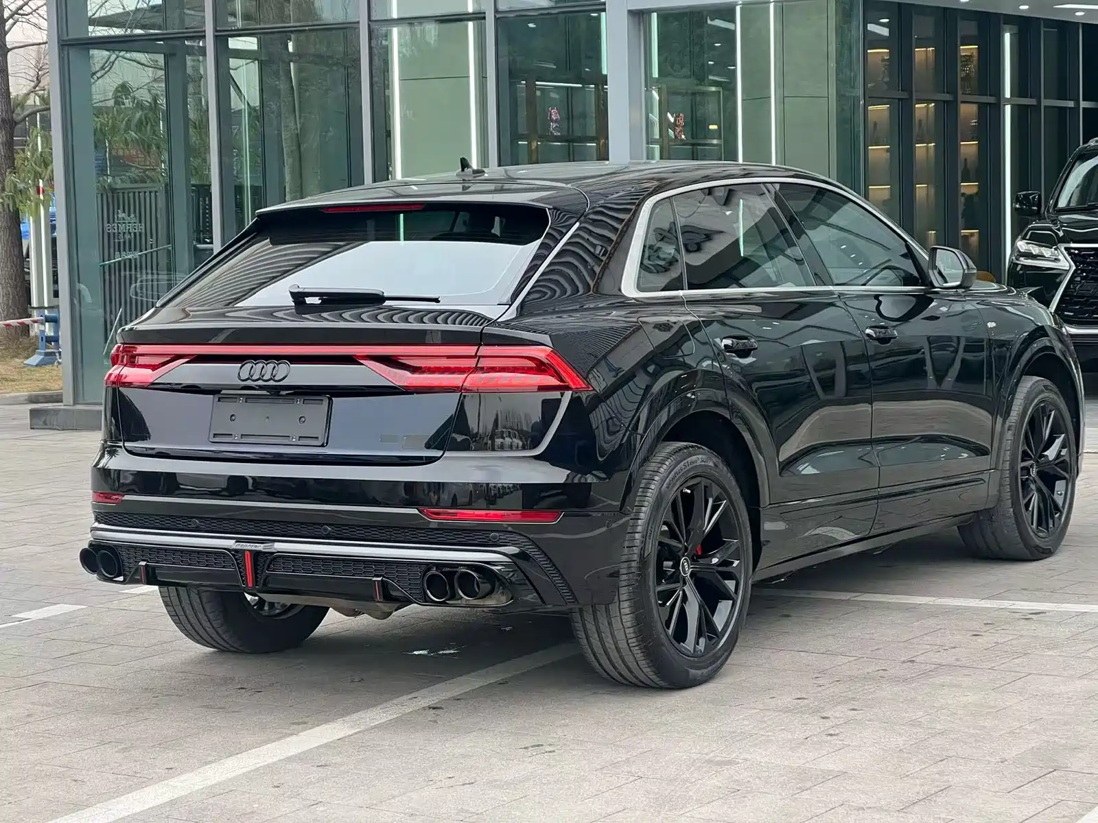 Фото 9 - Audi Q8