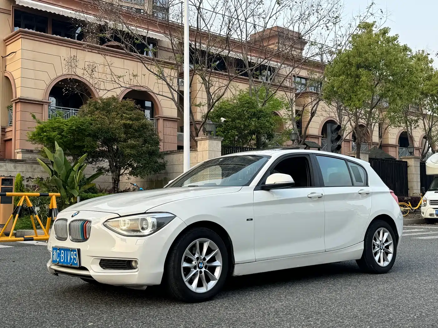BMW 1 Series (Import) 2013 Facelift 116i Urban Model фото 3
