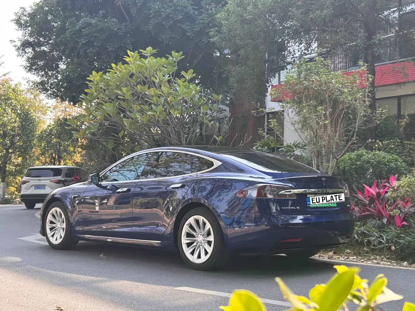 TESLA MODEL S
