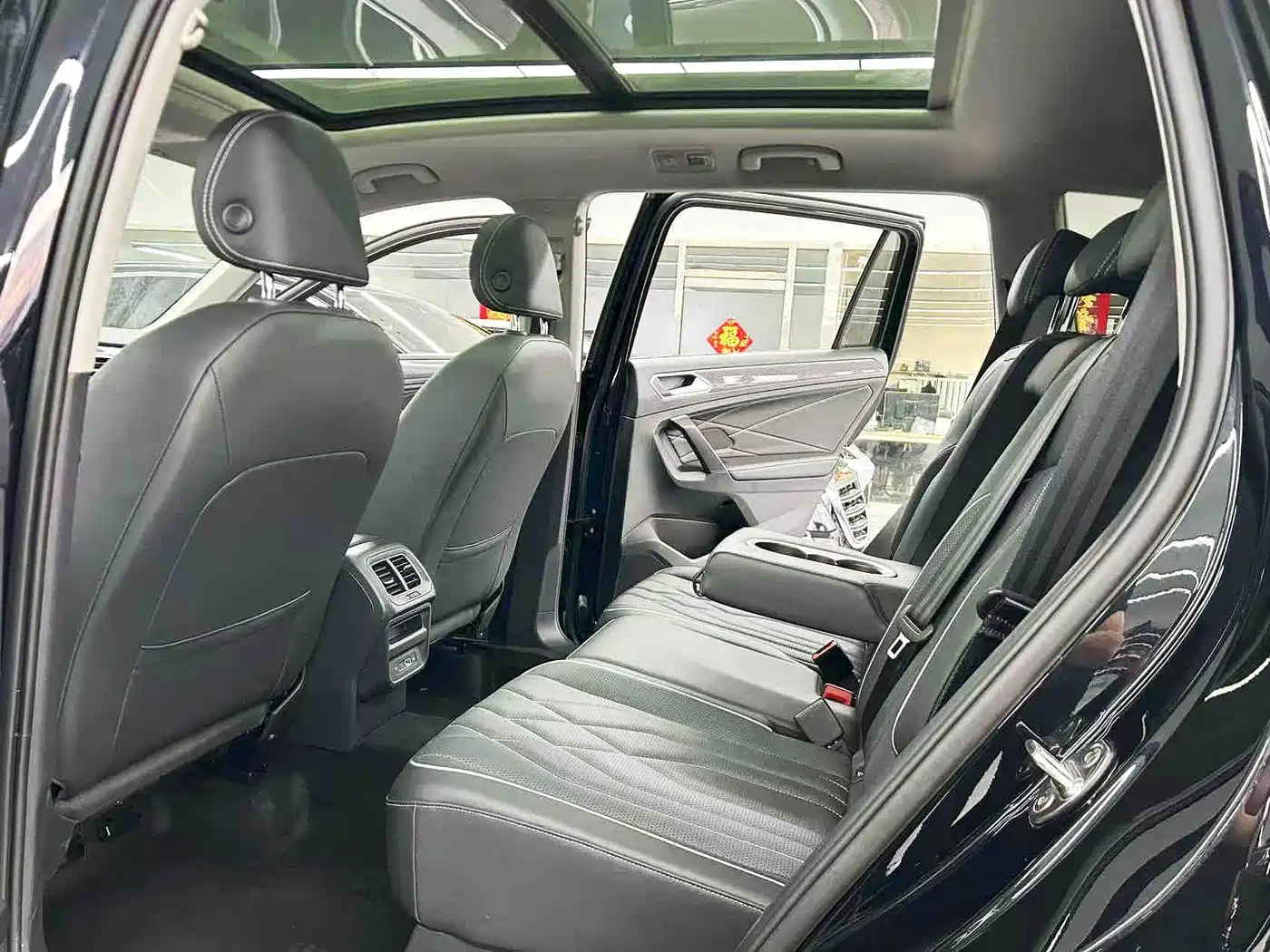 Volkswagen Tiguan L 2024 330TSI Automatic 2WD R-Line Premium Enjoyment Edition фото 8