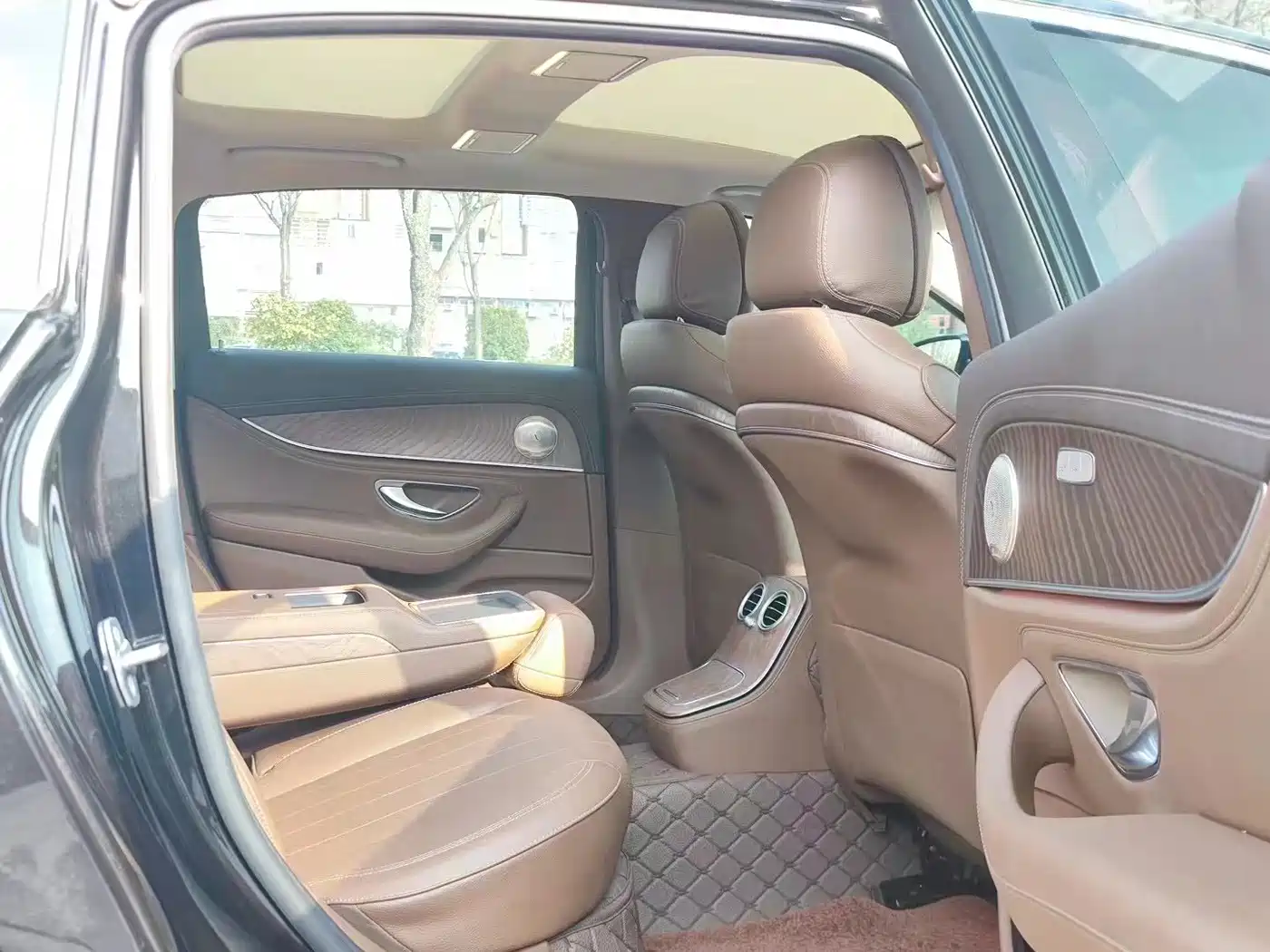 Mercedes-Benz E-Class 2023 E 300 L Fashion фото 6