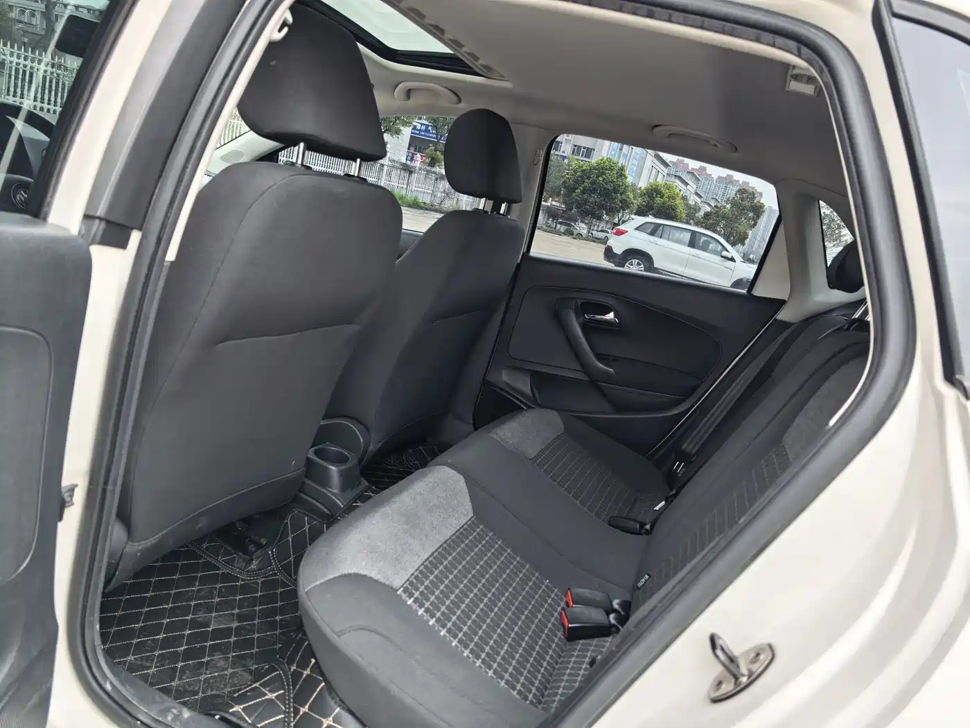 Volkswagen Polo 2016 1.6L Automatic Luxury фото 9