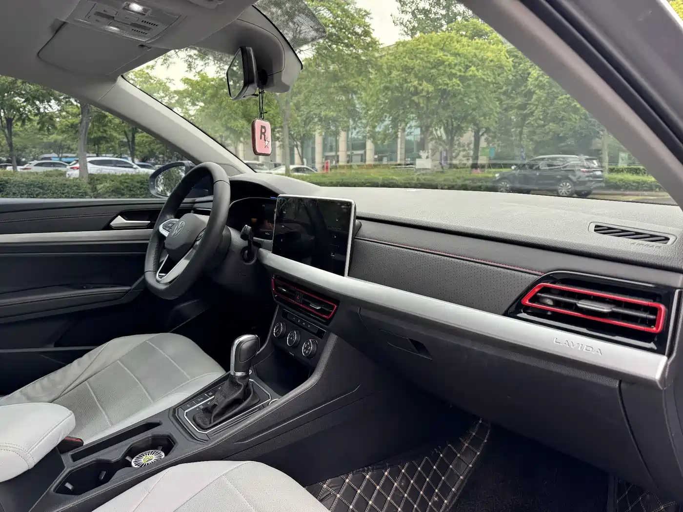 Volkswagen Lavida 2023 300TSI DSG Starlight Full Comfort Edition фото 5