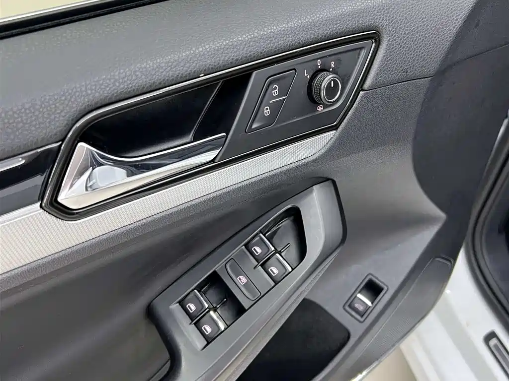 Volkswagen Sagitar 2018 1.6L Automatic Comfort фото 13