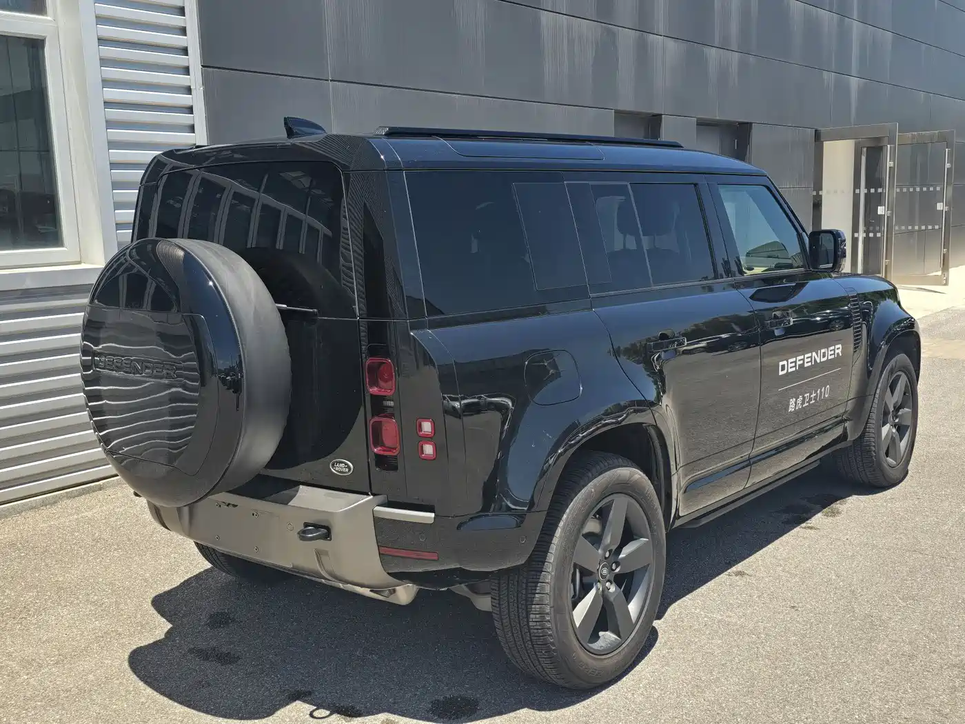 Land Rover Defender 2025 110 3.0T P400 -Dynamic HSE фото 5