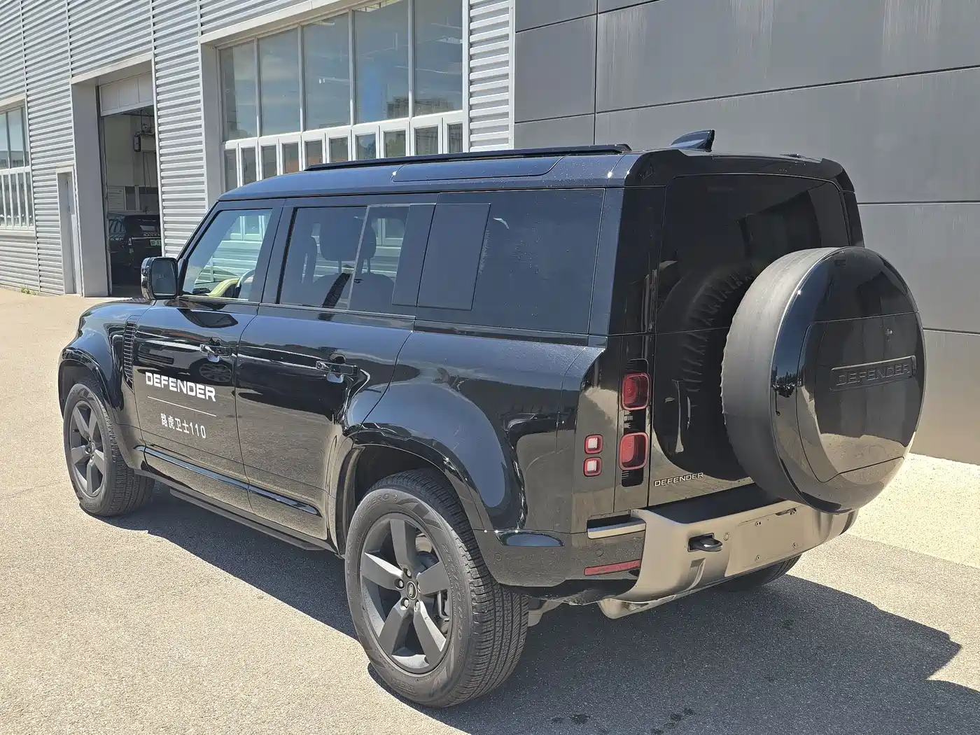 Land Rover Defender 2025 110 3.0T P400 -Dynamic HSE фото 4