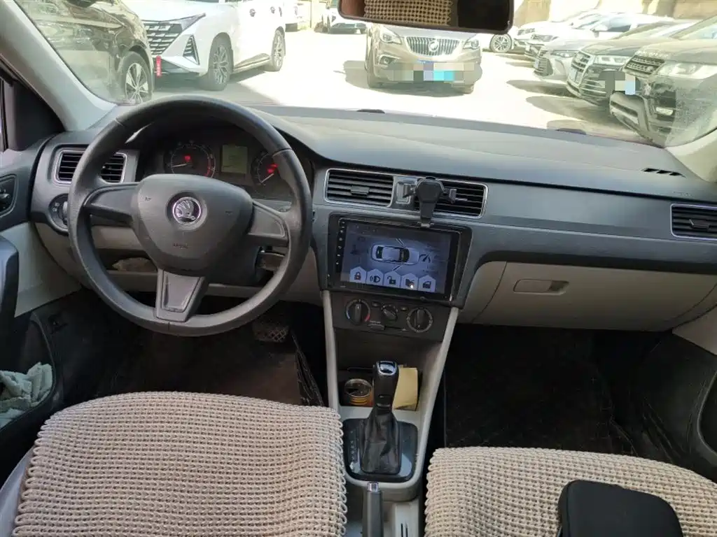 Škoda Rapid 2016 1.6L Automatic Pioneer Edition фото 13