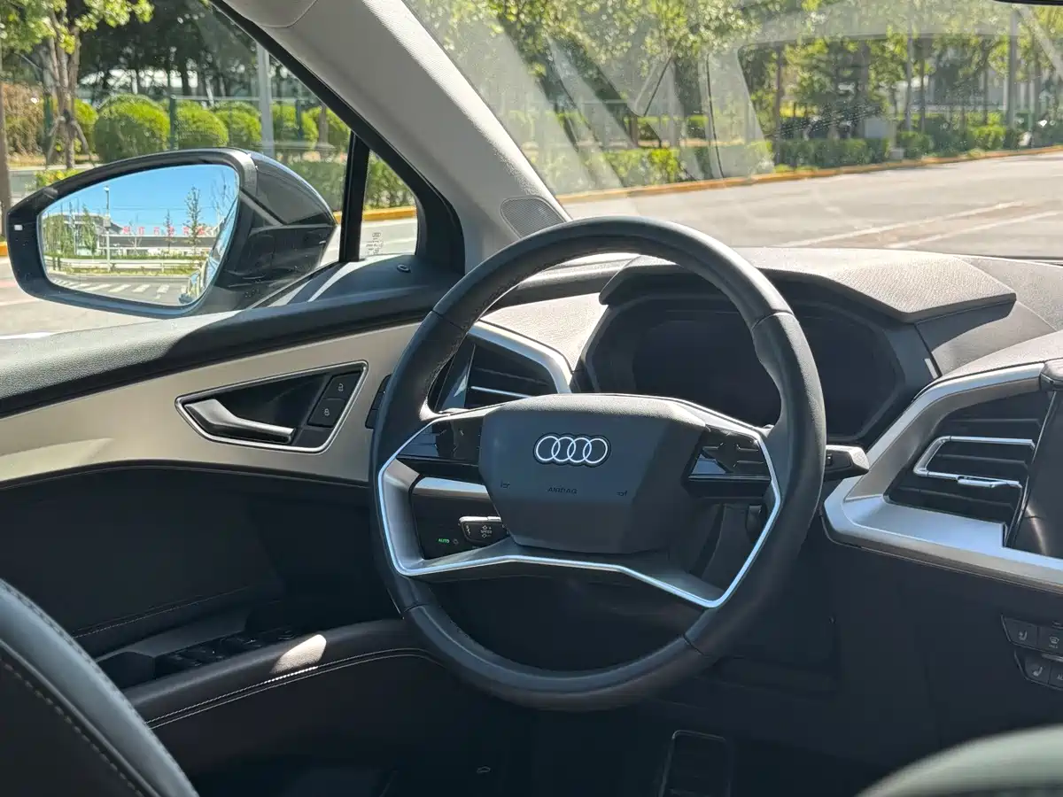 Фото 23 - Audi Q5 e-tron